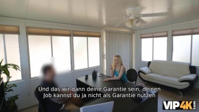 Blondine genehmigt heiße Kredite für Pussy-Nageln in VIP4K-Action