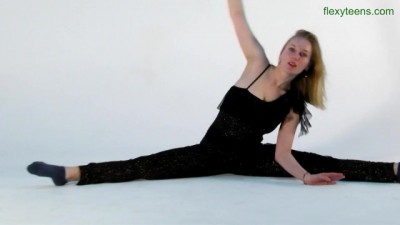Blonde Gymnast Babe Shows Off Jaw-Dropping Tits in Intense Stretching Routine