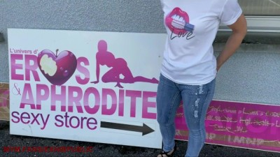 Partie 1 Visite D'un Sexshop Ou Le Vendeur me Fait Essayer Plein De Vibreur