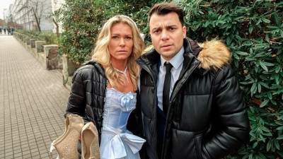 DEBT4k. Une Femme Salope Trompe Stepson Mari Pour De L'argent Devant Lui