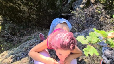 Elle me Supplie De me Sucer Pendant Une Ballade, J'éjacule Sur Stepson Visage et Elle Avale