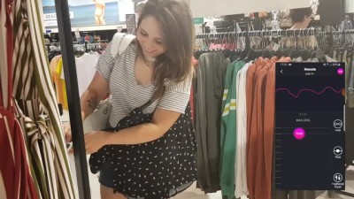 I let my girlfriend use a vibrator in the mall and she cums in the car