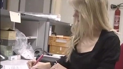 Une Secrétaire Obligée De Baiser Avec Son Vieux Boss Sur Le Bureau
