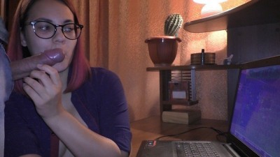 Gamer Girl does Blowjob without being Distracted from the Game