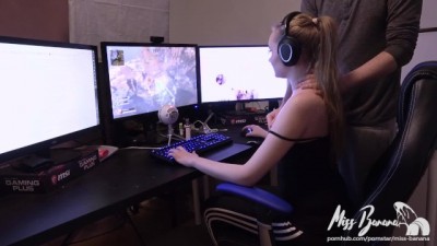 She tries to play Apex Legends