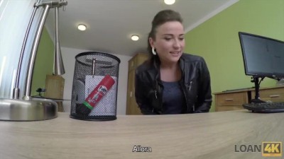 Lassie si Fa Prendere sul Serio per la Moto Costosa
