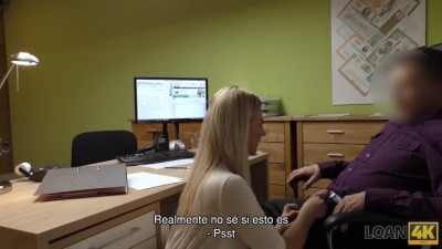 Rubia Sexy Salda Deudas con Su Cuerpo Perfecto