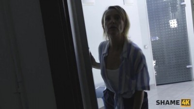 Blonde Milf Gets Horny Seeing Patient Naked in HD