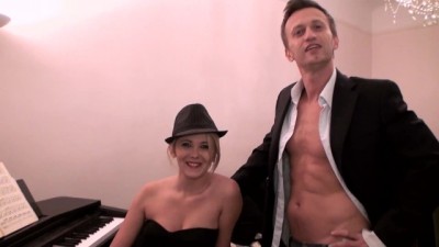 Petite Blonde Française en Douleur avec un Gode Anal