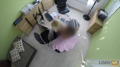 Belle Écarte les Jambes et Succe dans un Bureau de Prêt