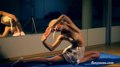 Nude Gymnastics: This Flexible Babe Bends All the Way!