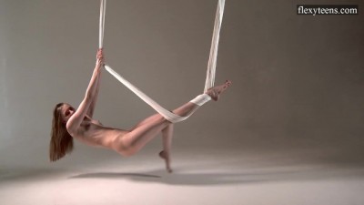 Super Flexible Young Babe Bends in All the Right Ways (+18)