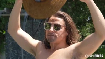 Big Dick Pool Boy Enjoys Busty Latina & Sloppy Blowjob During Work Break